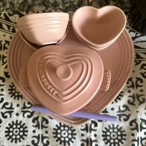 Le Creuset set of heart shaped ceramic ware